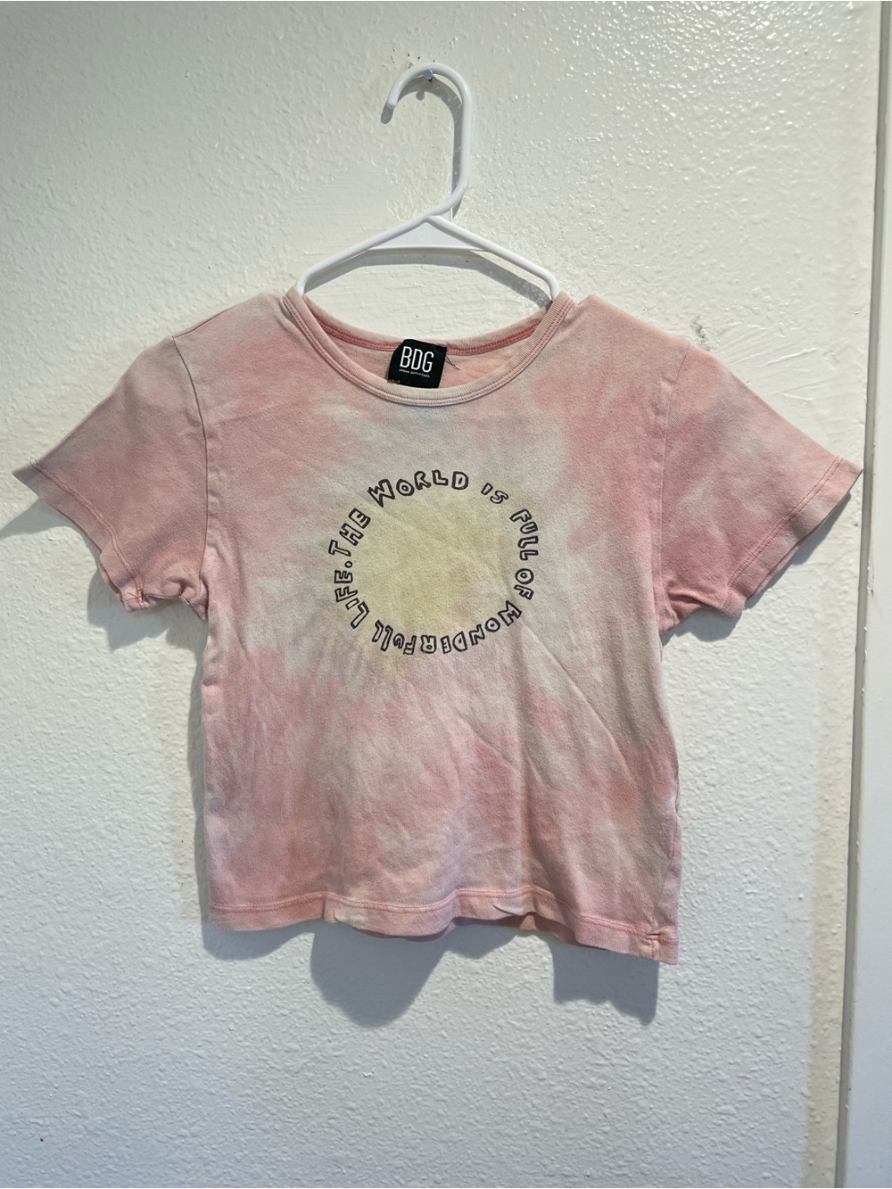☀️ BDG Urban Outfitters Pink Tie Dye “The World Is Full Of Wonderful Life” Crop
